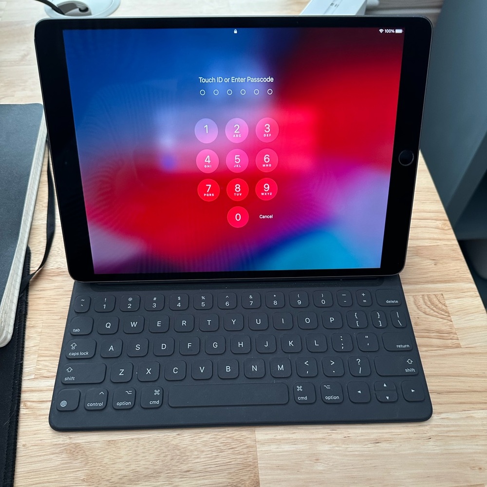 64 GB iPad Air 3 with Keyboard Case
